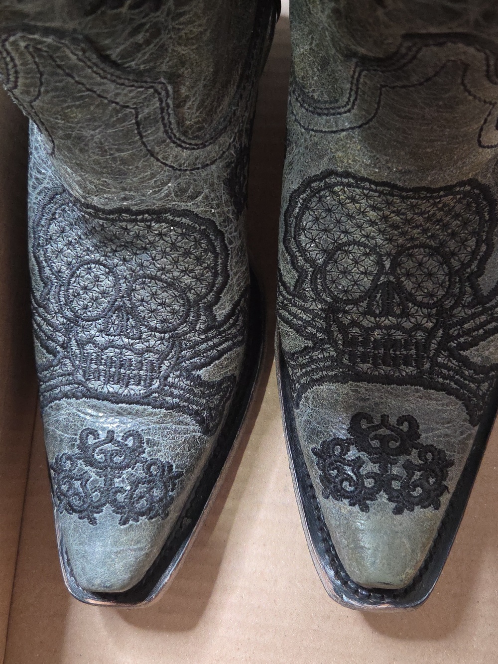 Corral Boots Sequin Embroidered Skull Dark Grey Boots Size 8 NWB - Picture 5 of 9
